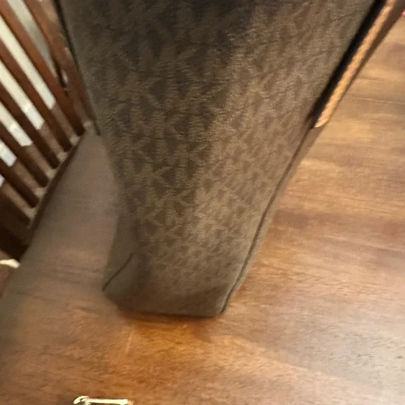 Michael Kors Large East West Tote  with matching wallet . - Picture 8 of 12